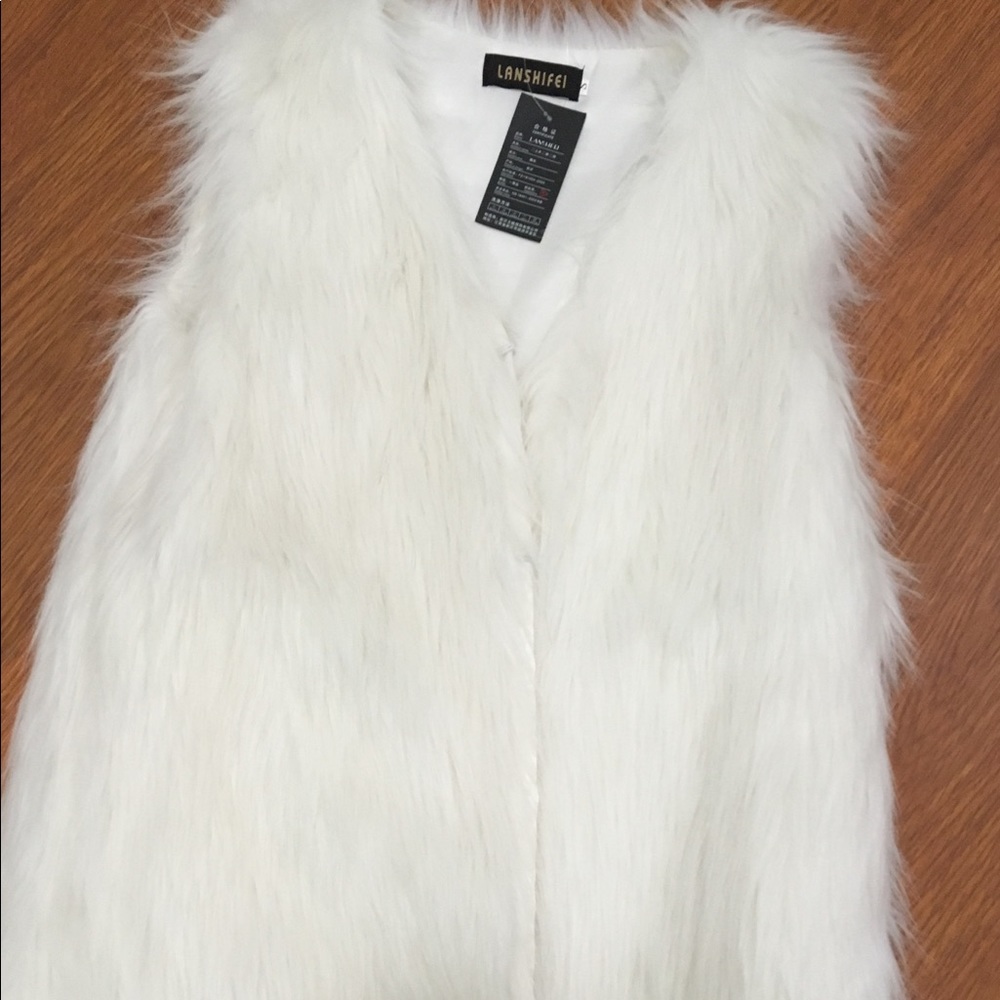 💥NWT💥 WHITE FAUX FUR VEST